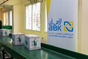 موظفو البنك الاهلى الكويتى وأسرهم يتطوعون لتعبئة كراتين رمضان بالتعاون مع بنك الطعام ضمن "أطعم وأكرم" 2026