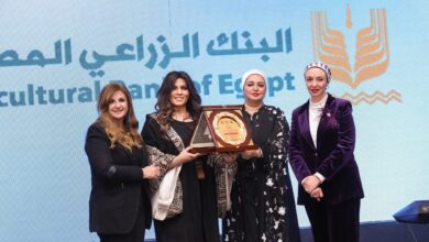 ميرا يوسف تتسلم درعًا تذكاريًا من النقابة العامة للبنوك بحفل تكريم الأمهات