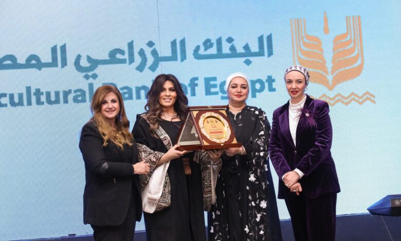 ميرا يوسف تتسلم درعًا تذكاريًا من النقابة العامة للبنوك بحفل تكريم الأمهات