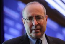 رئيس بنك الاحتياطي الفيدرالي: أسعار الفائدة ثابتة وسط صدمة النفط والذكاء الاصطناعي