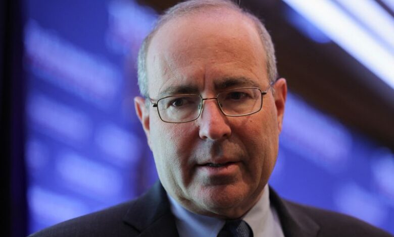 رئيس بنك الاحتياطي الفيدرالي: أسعار الفائدة ثابتة وسط صدمة النفط والذكاء الاصطناعي