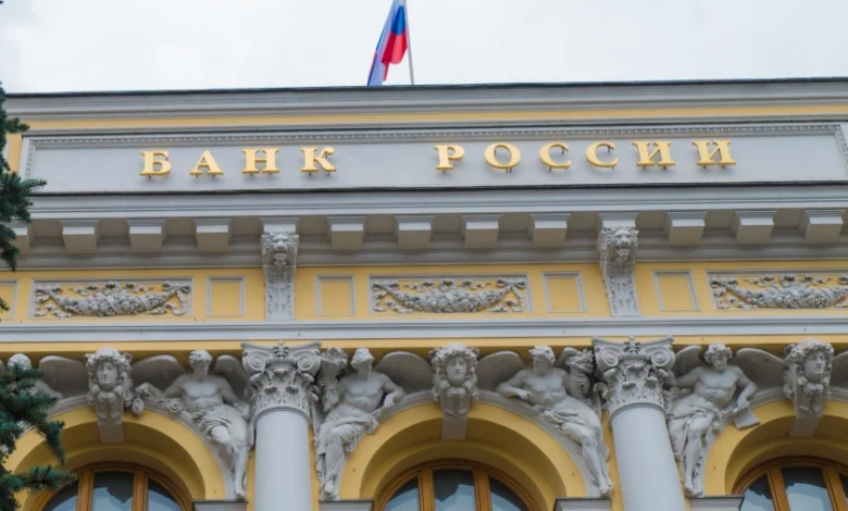 روسيا تقنن العملات المشفرة عبر البنوك وسط مخاوف العزلة عن السوق العالمية