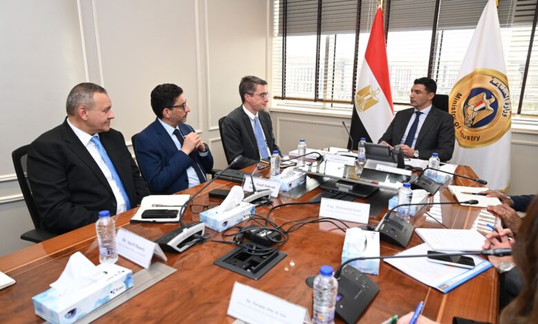 وزير الصناعة يبحث مع البنك الدولي الاستعداد لإطلاق صناديق استثمارية صناعية
