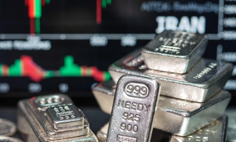 مركز الملاذ الآمن: الفضة تقفز 11% عالمياً و1.2% محلياً في فبراير