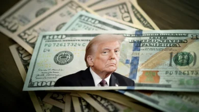 ترامب يضع توقيعه على الدولار لأول مرة في التاريخ.. يكسر تقليد استمر أكثر من قرن