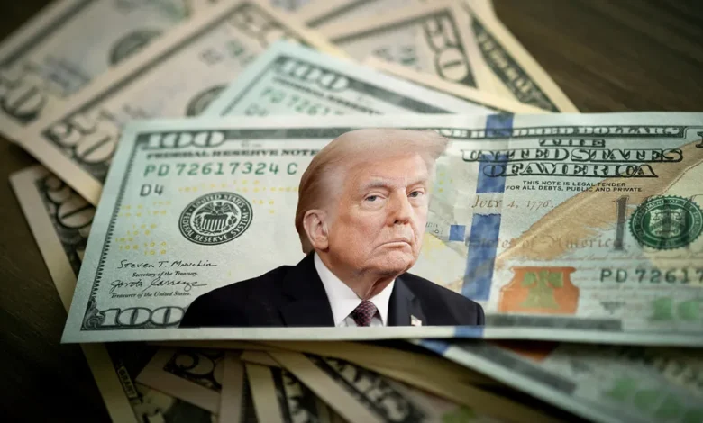 ترامب يضع توقيعه على الدولار لأول مرة في التاريخ.. يكسر تقليد استمر أكثر من قرن