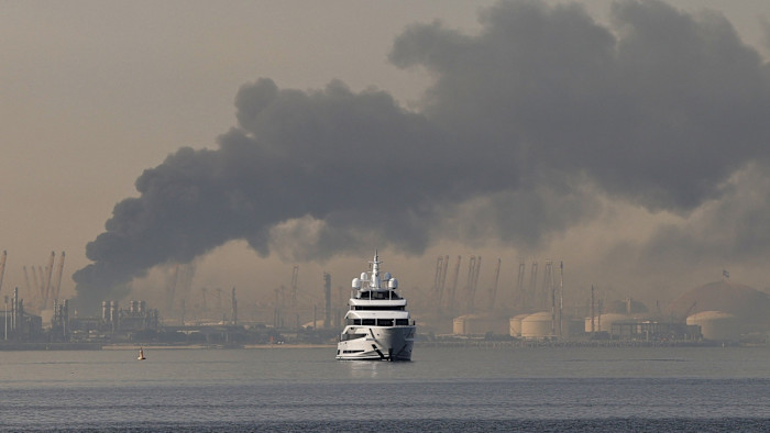 اقتصاد الخليج تحت النار بعد هجمات إيران.. جي بي مورغان يخفض توقعات النمو عند 0.3%