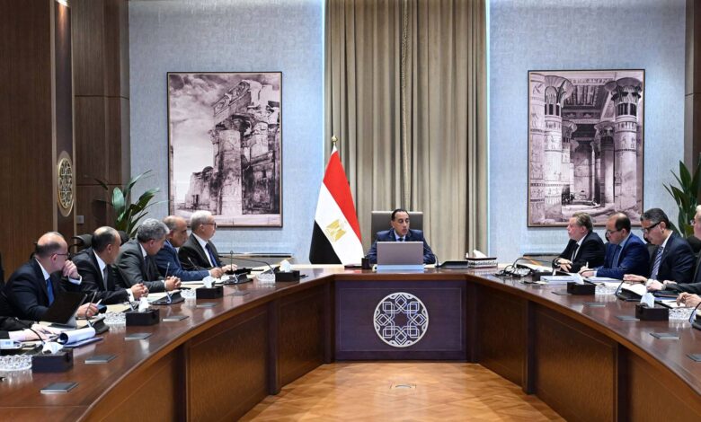 مدبولي يترأس "مجموعة الأزمة" ويناقش تأثير الصراع الإيراني مع محافظ البنك المركزي