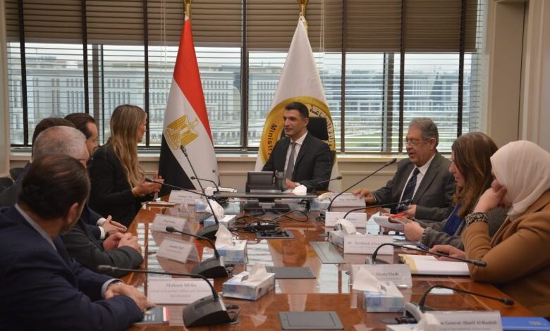 خالد هاشم يبحث مع مرسيدس بنز تعزيز الاستثمار في AIDP لتوطين صناعة السيارات فى مصر