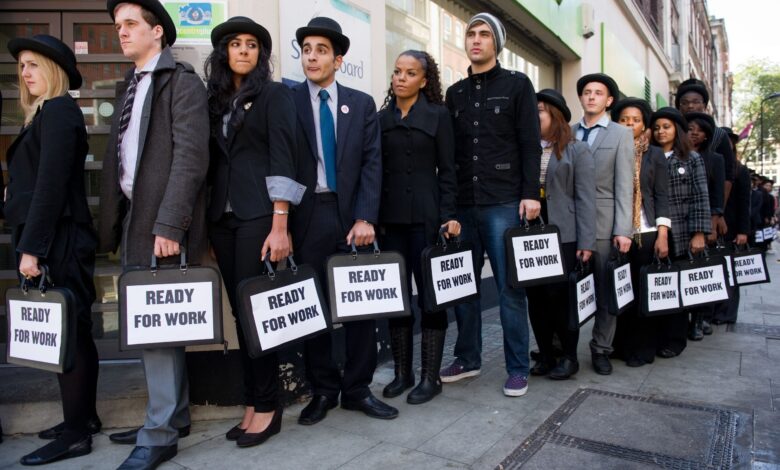 البطالة في بريطانيا تتراجع إلى 4.9% رغم ضعف سوق العمل