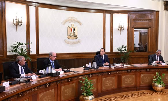 مدبولي يتابع تطوير الغزل والنسيج ويؤكد طرحه للقطاع الخاص