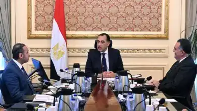 مدبولي يبحث تطوير سوق المال ويشيد بأداء البورصة المصرية