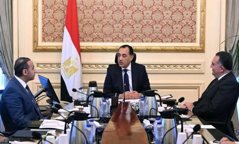 مدبولي يبحث تطوير سوق المال ويشيد بأداء البورصة المصرية