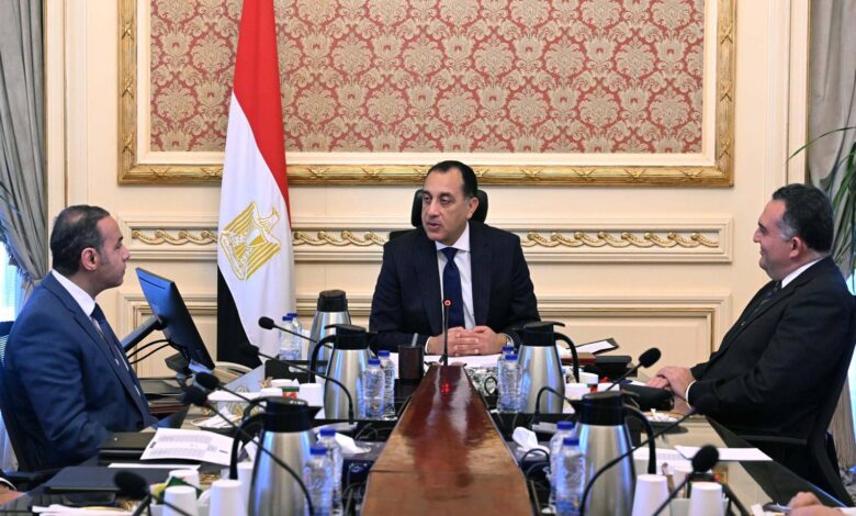 مدبولي يبحث تطوير سوق المال ويشيد بأداء البورصة المصرية