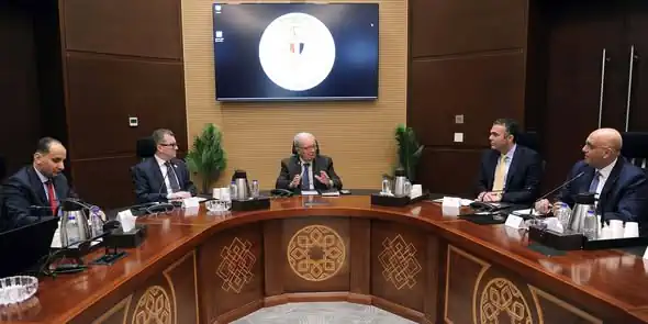الحكومة تبحث دعم ريادة الأعمال ببرنامج تنفيذي لتعزيز الشركات الناشئة