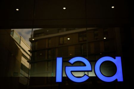 وكالة الطاقة الدولية تخفض توقعات الطلب على النفط بـ80 ألف برميل يوميًا في 2026