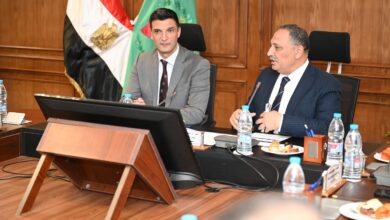 وزير الصناعة يبحث حوكمة طرح الأراضي الصناعية وتيسير الإجراءات للمستثمرين