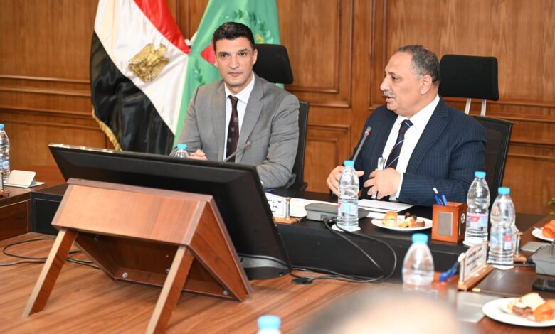 وزير الصناعة يبحث حوكمة طرح الأراضي الصناعية وتيسير الإجراءات للمستثمرين