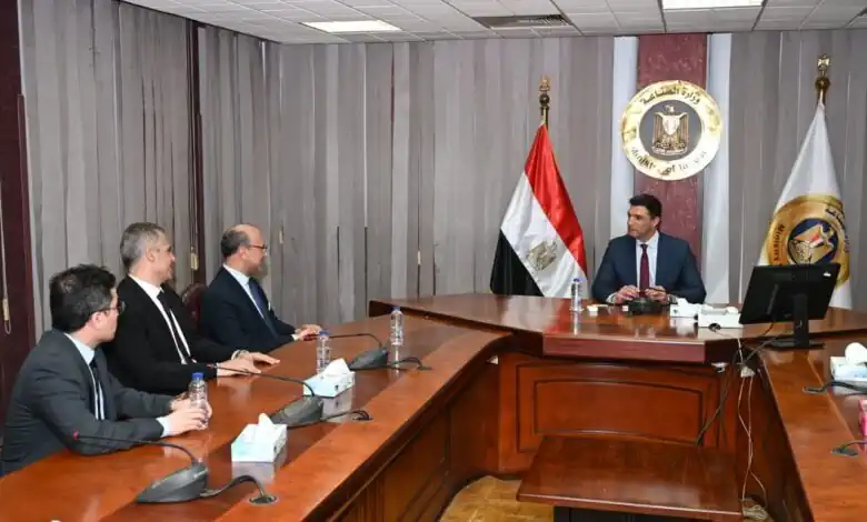 وزير الصناعة يبحث خطط توسع مجموعة صافولا في مصر