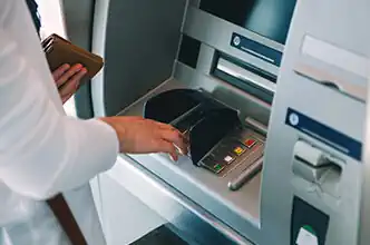 البنوك تحذّر من الاحتيال عبر ATM وتكشف أهم طرق الحماية.. تعرّف عليها