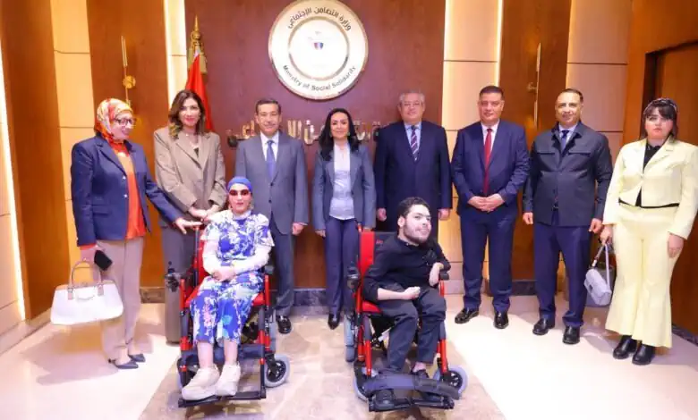 التضامن وبنك التعمير يوزعان 150 لاب توب و25 كرسي كهربائي لذوي الإعاقة |صور