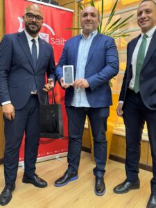 بنك saib يسلم هاتف iPhone 17 للفائز بحملته الرمضانية