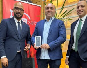 بنك saib يسلم هاتف iPhone 17 للفائز بحملته الرمضانية