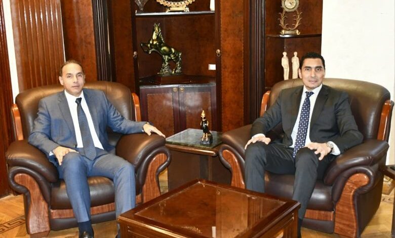وزير الشباب والرياضة يلتقي رئيس هيئة الرقابة المالية لتعزيز الوعي المالي لدى الشباب
