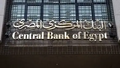 خبراء ومصرفيون يرجحون تثبيت الفائدة باجتماع المركزي المصري الخميس