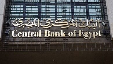 خبراء ومصرفيون يرجحون تثبيت الفائدة باجتماع المركزي المصري الخميس