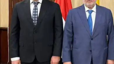 يشارك البنك العربى الافريقى الدولى ضمن تحالف مصرفي ضخم يضم 11 بنكًا، بقيادة بنك QNB مصر لتوفير تمويل مشترك بقيمة 11.98 مليار جنيه لصالح شركة «قاصد خير» للتوريدات العمومية والمقاولات، بهدف تمويل تنفيذ مشروع استراتيجي لتطوير وإنشاء أرصفة بحرية جديدة بميناء شرق بورسعيد، أحد أهم المشروعات القومية الداعمة لقطاع النقل البحري والخدمات اللوجستية في مصر. ويضم التحالف المصرفي كلاً من بنك مصر، والبنك الأهلي المصري، وبنك القاهرة، والبنك العربي الإفريقي الدولي، وبنك الإسكندرية، وبنك الكويت الوطني – مصر كمرتبين رئيسيين أوليين ومسوقي التمويل ، وبيت التمويل الكويتي – مصر، وبنك البركة – مصر، وميدبنك كمرتبين رئيسيين، وبنك نكست، وبنك التنمية الصناعية كمرتبين. وتتولى شركة قاصد خير تنفيذ المشروع، الذي يشمل إنشاء أرصفة بحرية جديدة بميناء شرق بورسعيد بإجمالي أطوال تصل إلى 6050 مترًا، وبعمق غاطس يبلغ 22 مترًا، وتطويرها، بما يعزّز كفاءة الميناء ويرفع قدرته التشغيلية والتنافسية على المستويين الإقليمي والدولي. ويأتي هذا التمويل في إطار دعم جهود تطوير قطاع النقل البحري والبنية التحتية، بما يعزز مكانة مصر كمركز إقليمي للتجارة والخدمات اللوجستية، ويدعم قدرتها على جذب الاستثمارات وتحقيق النمو الاقتصادي المستدام. كما يعكس قوة التعاون بين المؤسسات المصرفية وقدرتها على توفير التمويل اللازم للمشروعات الاستراتيجية الكبرى، إلى جانب الخبرات التي يمتلكها QNB مصر في هيكلة وإدارة التمويلات المشتركة بما يلبي احتياجات مختلف الأطراف.