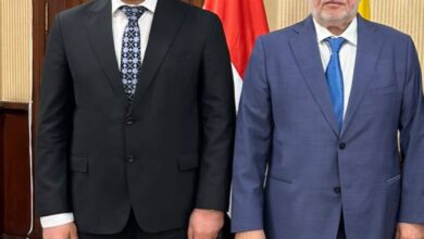 يشارك البنك العربى الافريقى الدولى ضمن تحالف مصرفي ضخم يضم 11 بنكًا، بقيادة بنك QNB مصر لتوفير تمويل مشترك بقيمة 11.98 مليار جنيه لصالح شركة «قاصد خير» للتوريدات العمومية والمقاولات، بهدف تمويل تنفيذ مشروع استراتيجي لتطوير وإنشاء أرصفة بحرية جديدة بميناء شرق بورسعيد، أحد أهم المشروعات القومية الداعمة لقطاع النقل البحري والخدمات اللوجستية في مصر. ويضم التحالف المصرفي كلاً من بنك مصر، والبنك الأهلي المصري، وبنك القاهرة، والبنك العربي الإفريقي الدولي، وبنك الإسكندرية، وبنك الكويت الوطني – مصر كمرتبين رئيسيين أوليين ومسوقي التمويل ، وبيت التمويل الكويتي – مصر، وبنك البركة – مصر، وميدبنك كمرتبين رئيسيين، وبنك نكست، وبنك التنمية الصناعية كمرتبين. وتتولى شركة قاصد خير تنفيذ المشروع، الذي يشمل إنشاء أرصفة بحرية جديدة بميناء شرق بورسعيد بإجمالي أطوال تصل إلى 6050 مترًا، وبعمق غاطس يبلغ 22 مترًا، وتطويرها، بما يعزّز كفاءة الميناء ويرفع قدرته التشغيلية والتنافسية على المستويين الإقليمي والدولي. ويأتي هذا التمويل في إطار دعم جهود تطوير قطاع النقل البحري والبنية التحتية، بما يعزز مكانة مصر كمركز إقليمي للتجارة والخدمات اللوجستية، ويدعم قدرتها على جذب الاستثمارات وتحقيق النمو الاقتصادي المستدام. كما يعكس قوة التعاون بين المؤسسات المصرفية وقدرتها على توفير التمويل اللازم للمشروعات الاستراتيجية الكبرى، إلى جانب الخبرات التي يمتلكها QNB مصر في هيكلة وإدارة التمويلات المشتركة بما يلبي احتياجات مختلف الأطراف.