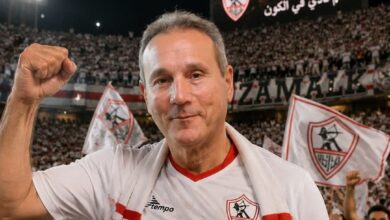 الأتربي يحتفل بتتويج الزمالك بالدوري مرتديًا القميص الأبيض