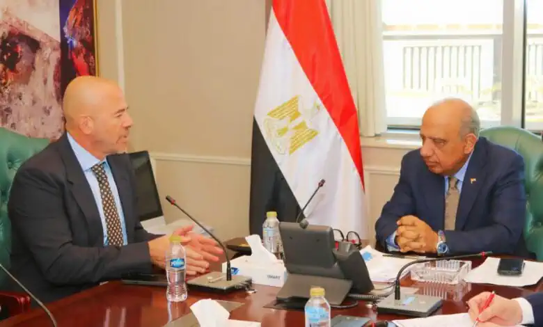الكهرباء تبحث تغذية مشروع مركز بيانات عالمي بالطاقة المتجددة