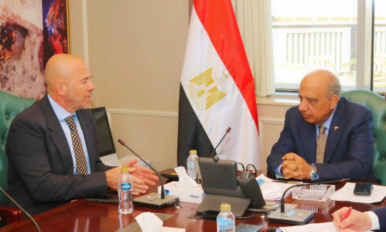 الكهرباء تبحث تغذية مشروع مركز بيانات عالمي بالطاقة المتجددة