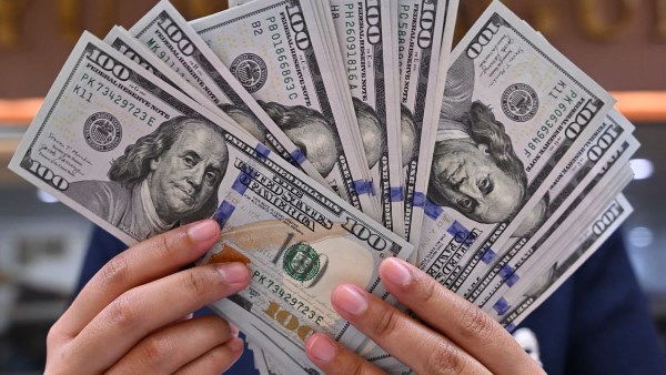 الأسواق تترقب اتفاق السلام .. والدولار يهبط قرب أدنى مستوياته الأسبوعية