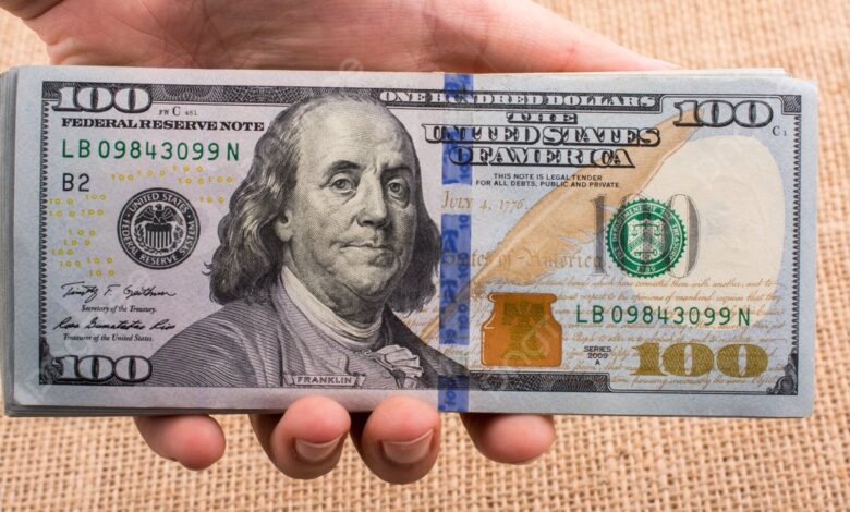 تراجع سعر الدولار في البنوك المصرية منتصف تعاملات اليوم الإثنين