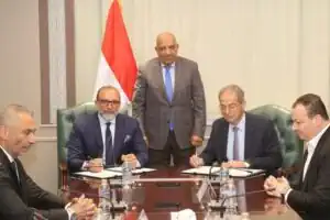 مفاجأة للمواطنين.. وزارة الكهرباء واتصالات مصر توقعان بروتوكولًا لإحلال العدادات التقليدية بعدادات ذكية|صور