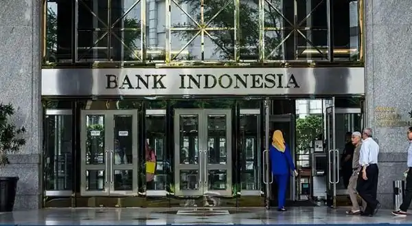 المركزي الإندونيسي يرفع الفائدة 5.5% لأول مرة منذ 8 سنوات لدعم الروبية