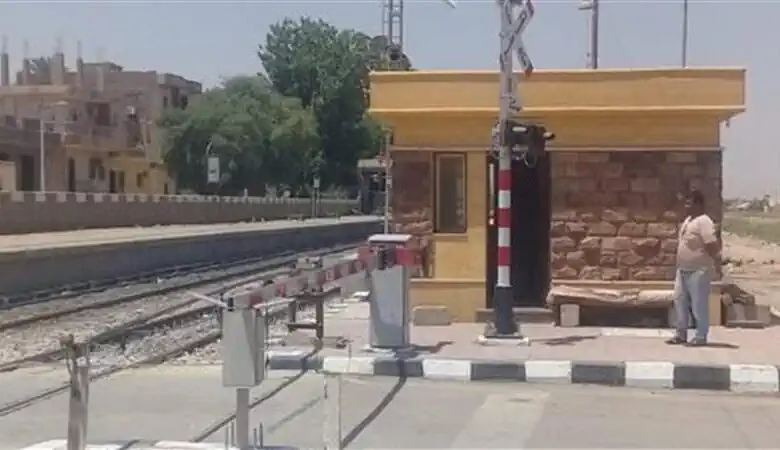 النقل تشجب اقتحام مزلقان ميت حلفا واصطدام ربع نقل بقطار