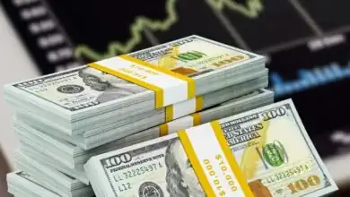 الدولار الأمريكي يكتسح أسواق العملات ويقترب من قمة جديدة بعد قرارات الفيدرالي