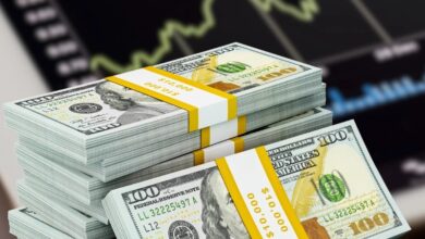 الدولار الأمريكي يكتسح أسواق العملات ويقترب من قمة جديدة بعد قرارات الفيدرالي