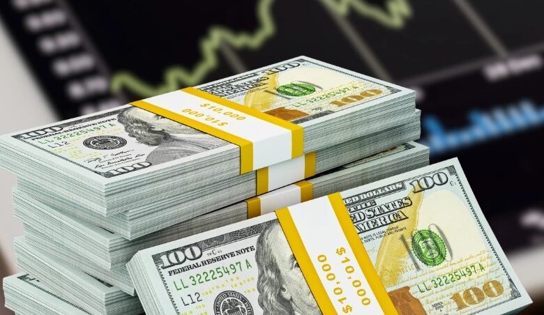 الدولار الأمريكي يكتسح أسواق العملات ويقترب من قمة جديدة بعد قرارات الفيدرالي