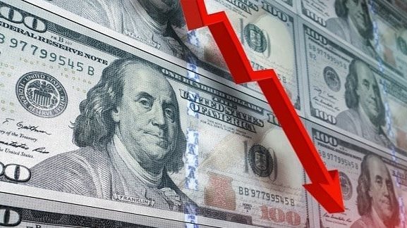 هبوط مفاجئ.. الدولار يتراجع بالبنوك خلال تعاملات اليوم