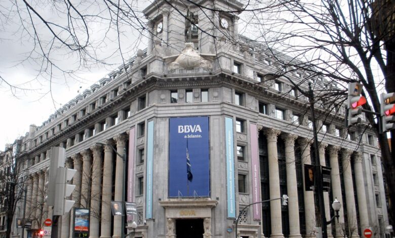 فضيحة تجسس تهز مدريد.. القضاء الإسباني يجر عملاق البنوك "BBVA" ورئيسه السابق للمحاكمة!