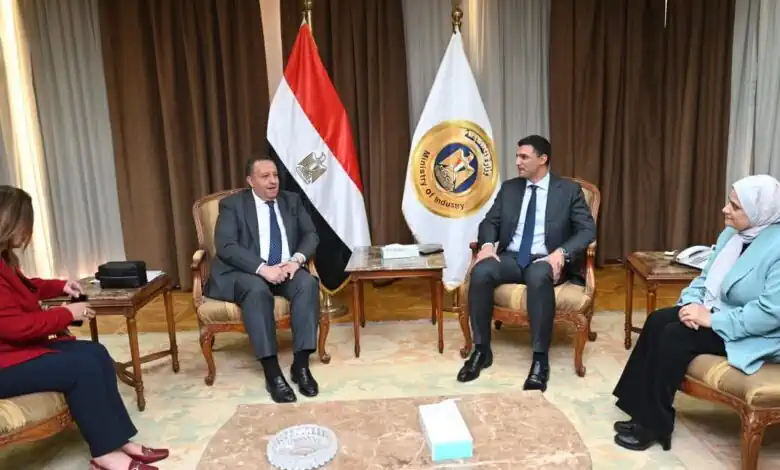 انفراجة للمستثمرين.. وزارة الصناعة تتحرك لتسريع تراخيص المصانع والاستعانة بنقابة المهندسين