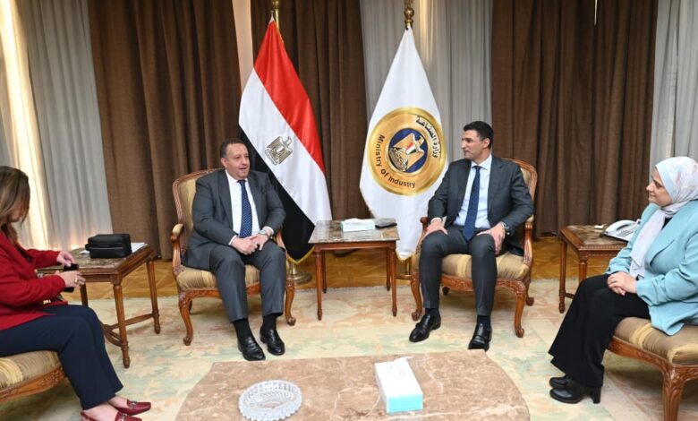 انفراجة للمستثمرين.. وزارة الصناعة تتحرك لتسريع تراخيص المصانع والاستعانة بنقابة المهندسين