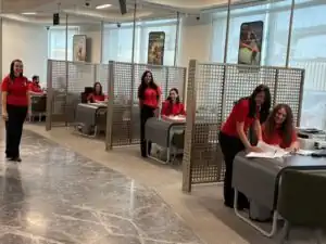 موظفو البنك العربي الأفريقي الدولي يرتدون قميص منتخب مصر