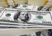 الدولار يقلص خسائره أمام الجنيه بمنتصف تعاملات اليوم.. تعرف على الأسعار