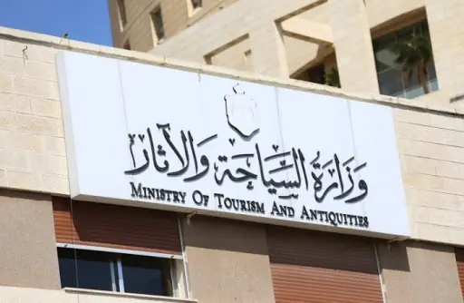 بسبب مقاطع فيديو.. السياحة والآثار تحقق في دخول صانع محتوى أجنبي مقابر بالأقصر